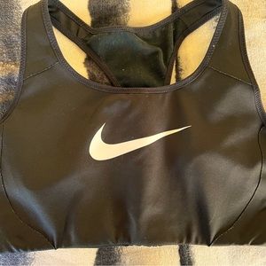 Nike top. Use but looks like new. Size M.